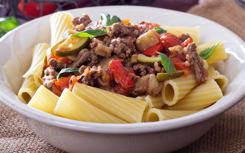 Hakket oksekød, med pasta og grønt Image by fahrwasser on Freepik